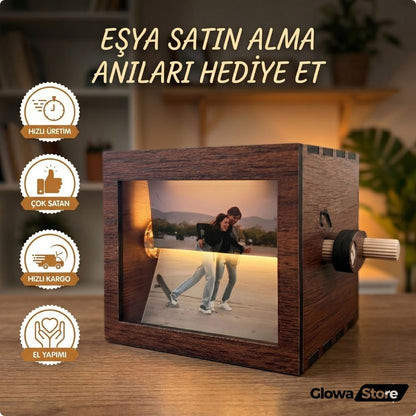 Sonsuz fotoğraf kutusu açıkken görünen ışıklı iç tasarım. Yanında rozetlerle gösterilmiş. Loş ışıklı odada.